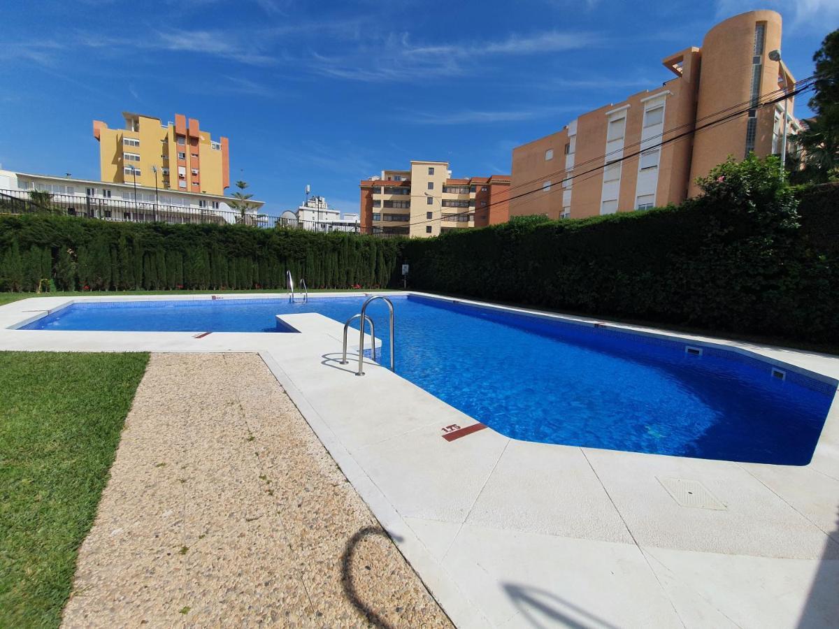 Acogedor En La Carihuela Con Plaza De Garaje Garantizada! Sol Montemar Apartman Torremolinos Kültér fotó