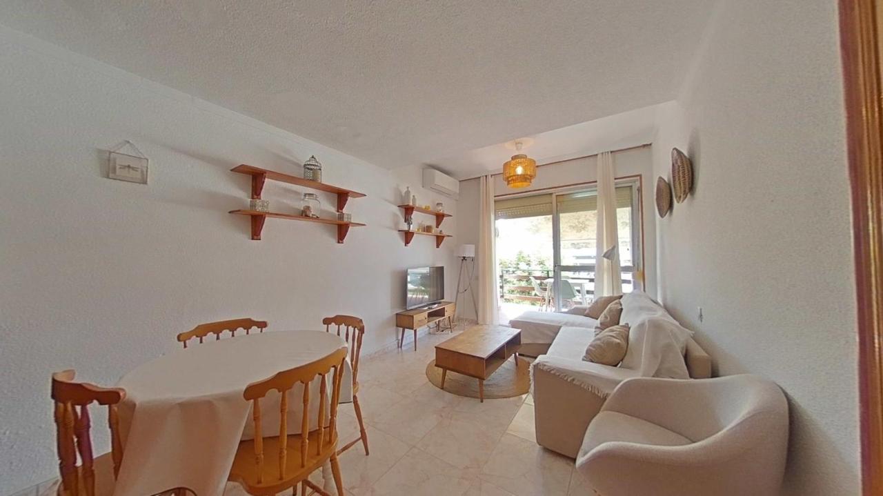 Acogedor En La Carihuela Con Plaza De Garaje Garantizada! Sol Montemar Apartman Torremolinos Kültér fotó