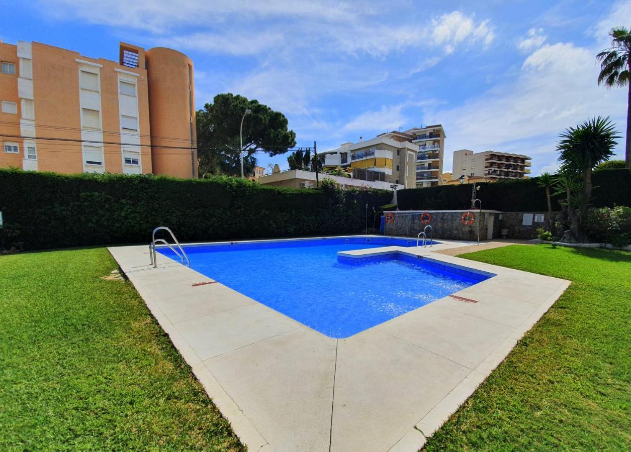 Acogedor En La Carihuela Con Plaza De Garaje Garantizada! Sol Montemar Apartman Torremolinos Kültér fotó