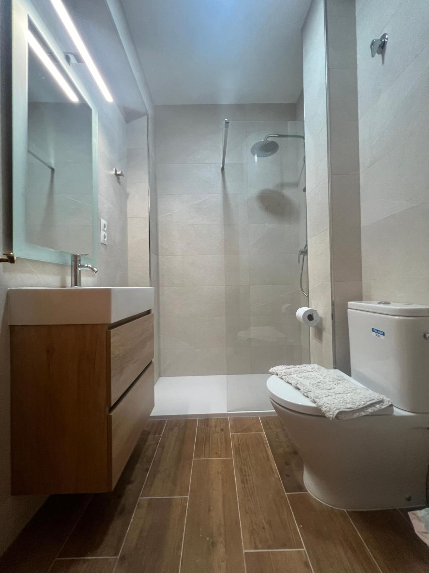 Acogedor En La Carihuela Con Plaza De Garaje Garantizada! Sol Montemar Apartman Torremolinos Kültér fotó
